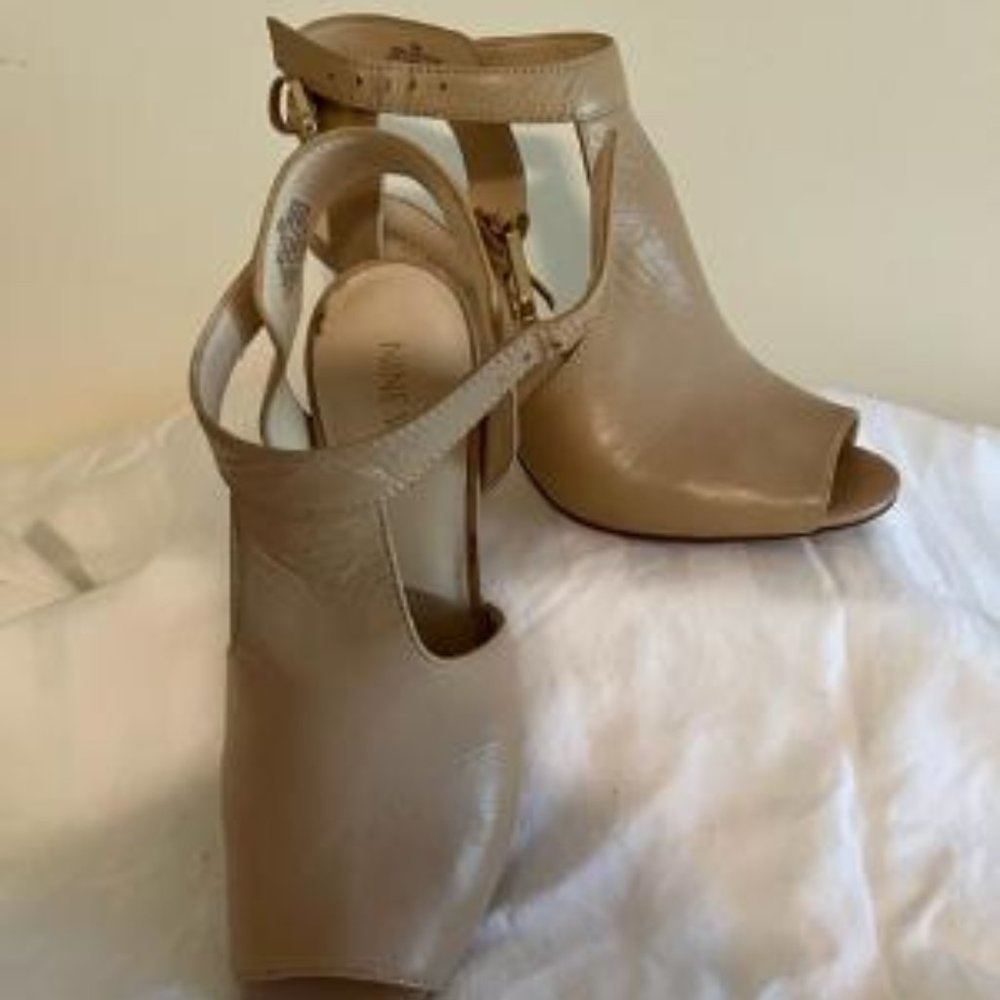 Nude leather sandal with ankle buckle 6.5M